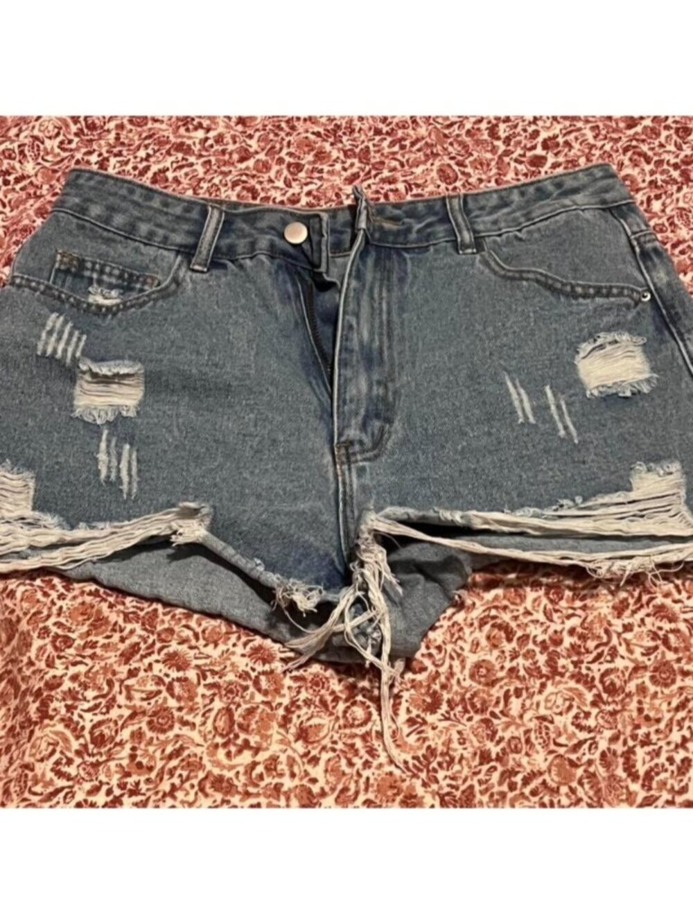Distressed denim shorts with frayed hem